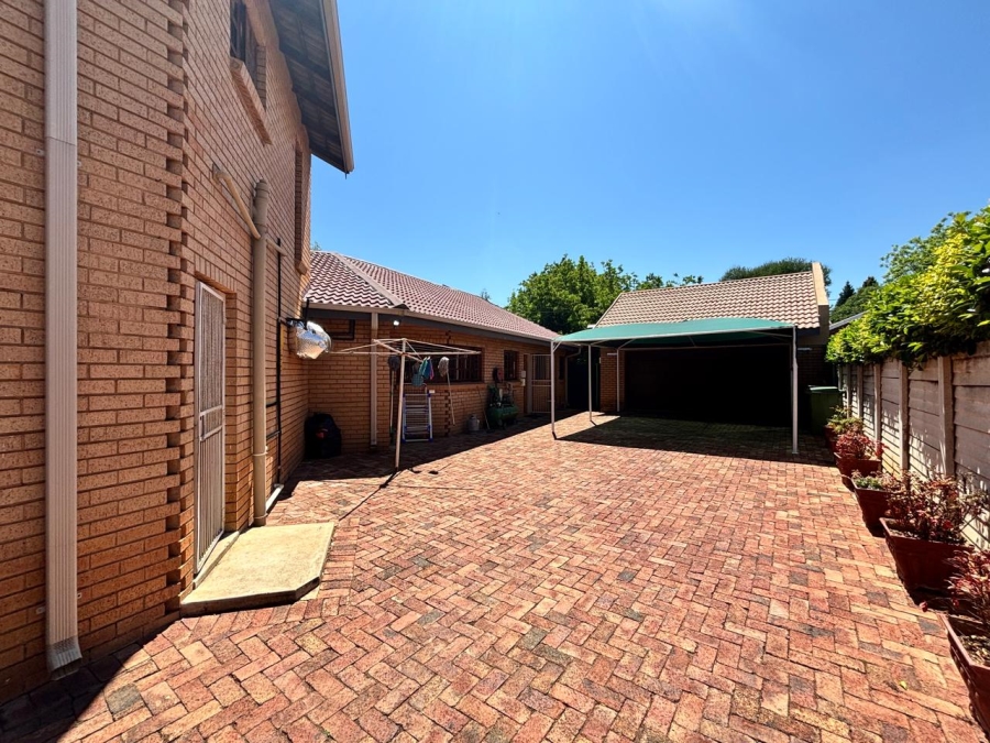 3 Bedroom Property for Sale in Mooivallei Park North West